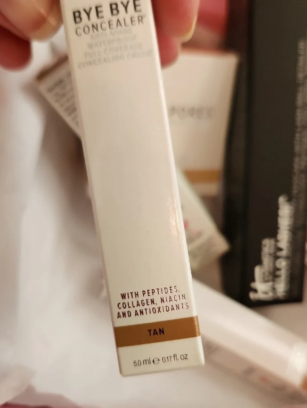 it cosmetics Bye Bye Foundation & Bye Bye Pores Set in Pink Packaging